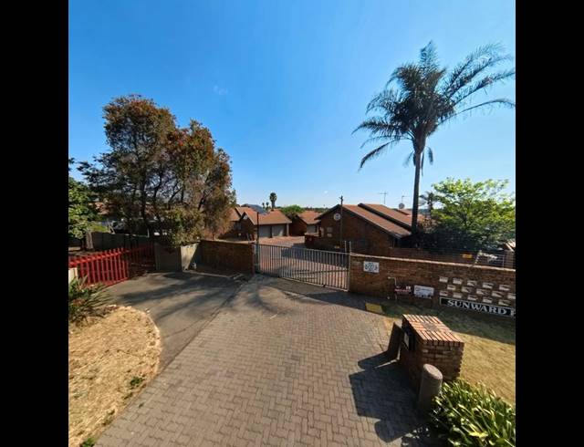 3 BEDROOM TOWNHOUSE FOR SALE IN BIRCH ACRES